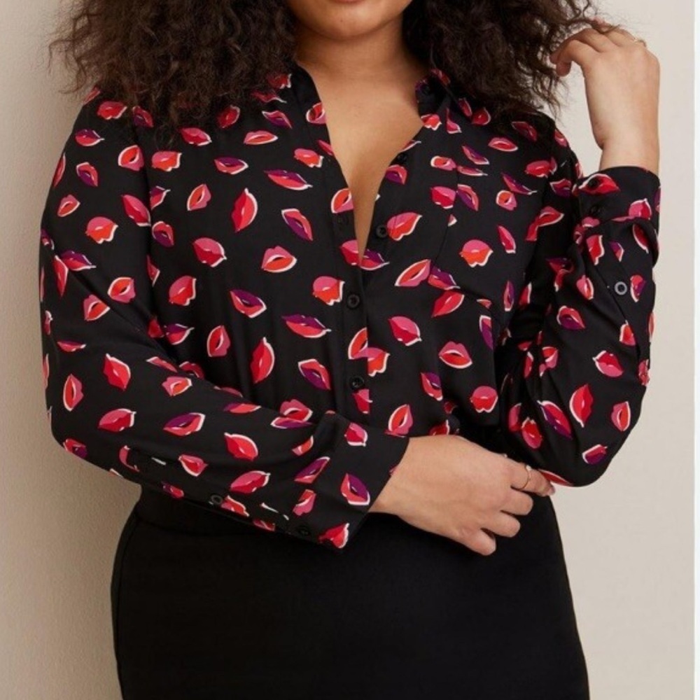 Torrid Womens Button Front Blouse Size 3X Black Collared Lips Pattern top